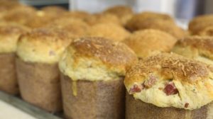 Panetone de calabresa com queijo. Vó Lia Quitutes