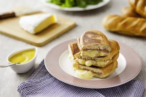 Seven Boys de Tostex de (queijo!) Brie, Mostarda e Mel com Milk Pan