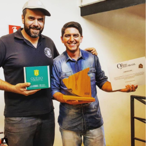 Bruno Cabral, da COMER QUEIJO, entregando o Troféu SUPER OURO ao Osvaldo Filho, da QUEIJO D'ALAGOA-MG