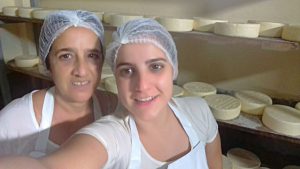 Dona Alda e a filha Marcilene produzem juntas o queijo que leva o nome do pai