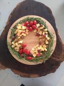 Guirlanda com queijo gouda, queijo Minas, tomate e alecrim