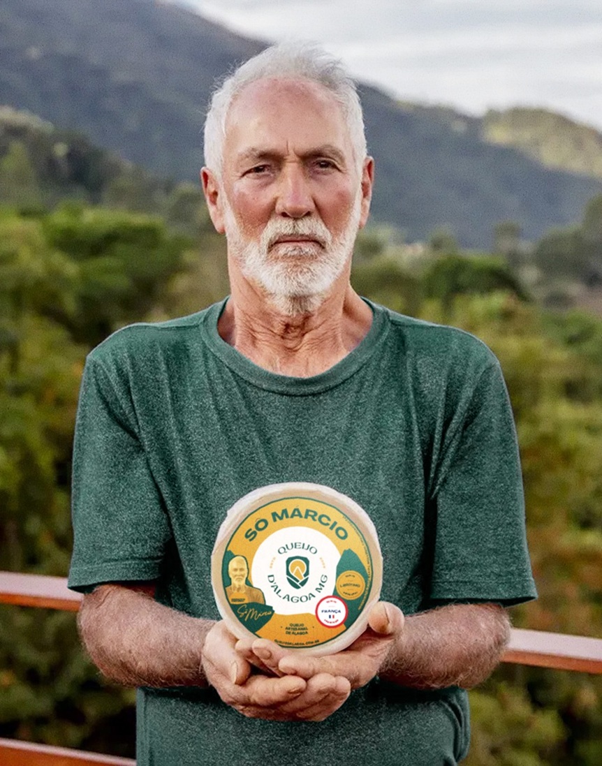 Sô Márcio segurando o Queijo do Sô Márcio nas mãos